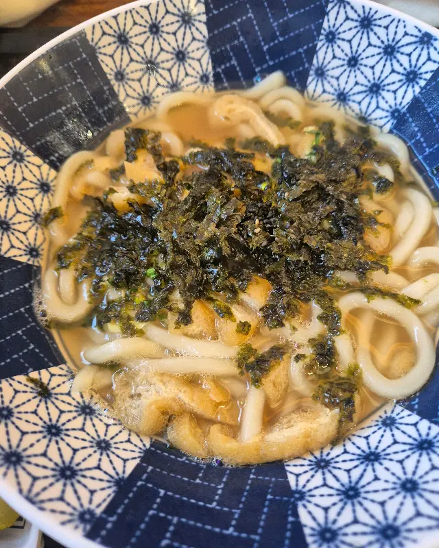 두툼한 돈가스와 샐러드의 조화