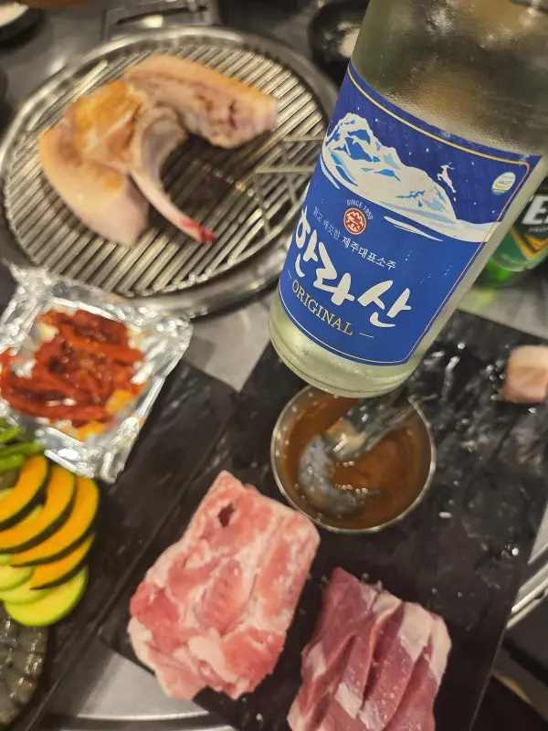 푸짐하게 차려진 흑돼지 한 상