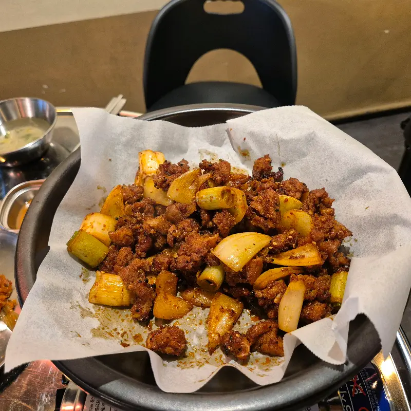 오돌뼈와 양파가 함께 담긴 접시