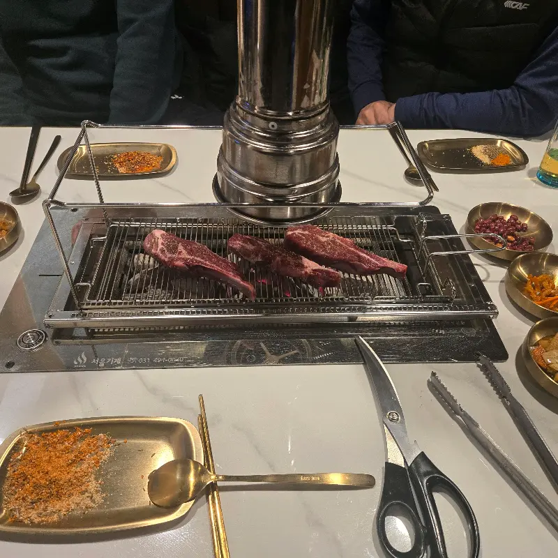 숯불 위에서 익어가는 양꼬치