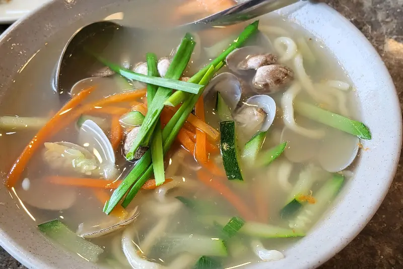 바지락 칼국수의 클로즈업 사진