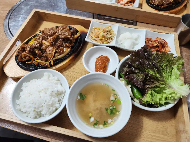 연탄불고기 정식 한 상 차림