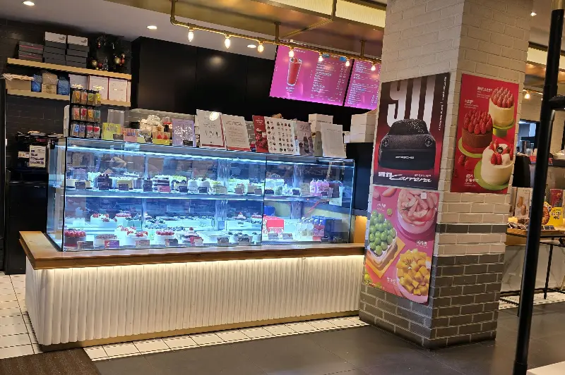 투썸플레이스 종로5가역점의 쇼케이스 모습