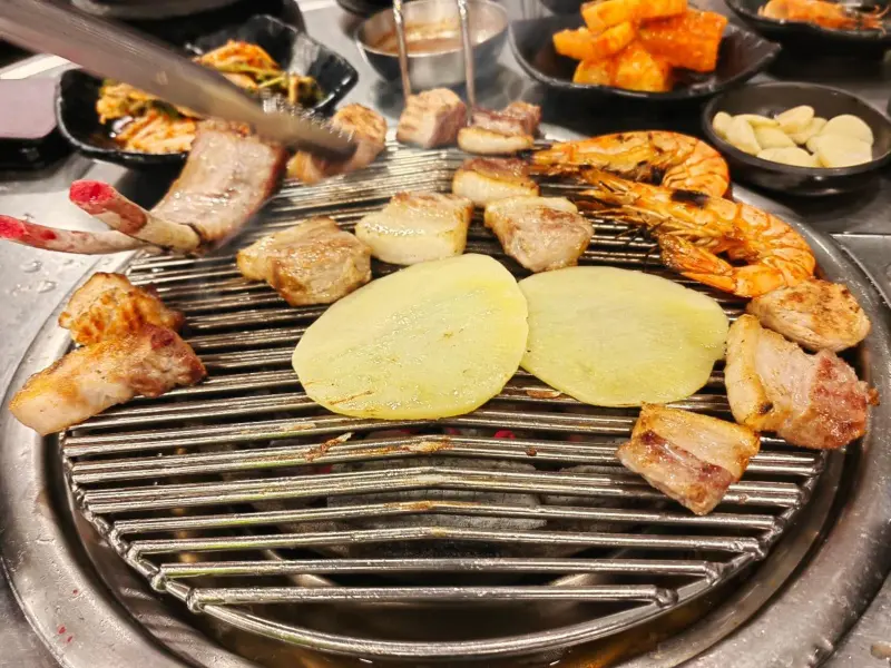 숯불 위에서 노릇하게 구워지는 흑돼지