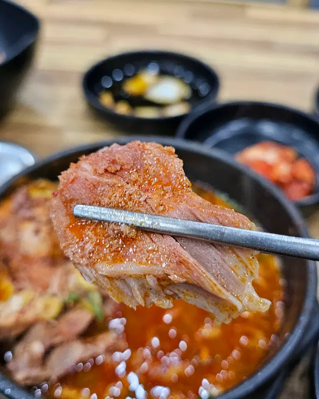 젓가락으로 들어올린 뼈해장국 고기