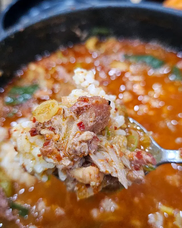 숟가락 위에 올려진 뼈해장국 고기