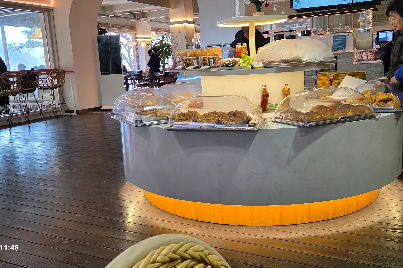 카페 내부 전경