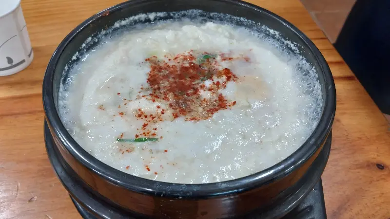 뚝배기 안에서 끓고 있는 순두부찌개