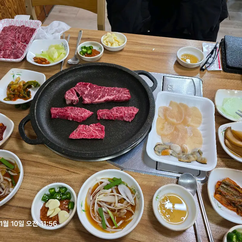 푸짐하게 차려진 장흥삼합 한 상 차림, 다양한 밑반찬과 함께 풍성한 식사를 즐길 수 있다.