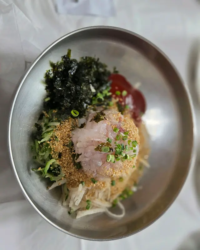 군침도는 물회 비주얼