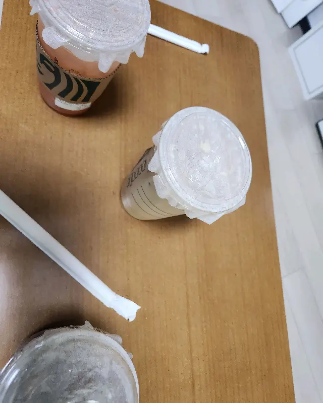 테이블 위에 놓인 테이크 아웃 컵