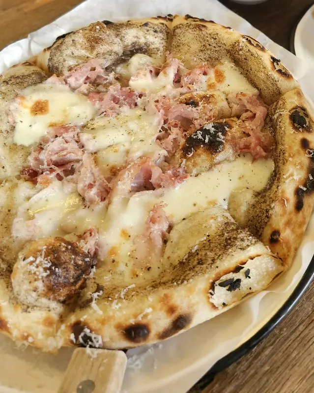 머쉬룸 고트 피자의 비주얼