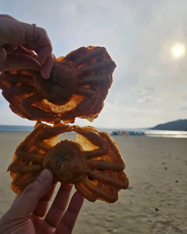 후포해변 조형물 앞에서 찍은 대게빵