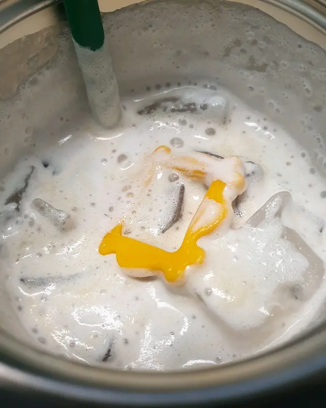 음료에 귀여운 장식이 더해진 모습