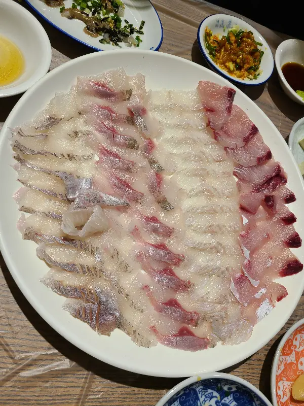 윤기가 흐르는 모듬회