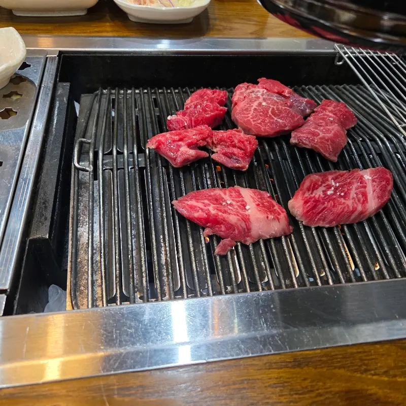 불판 위에서 익어가는 한우