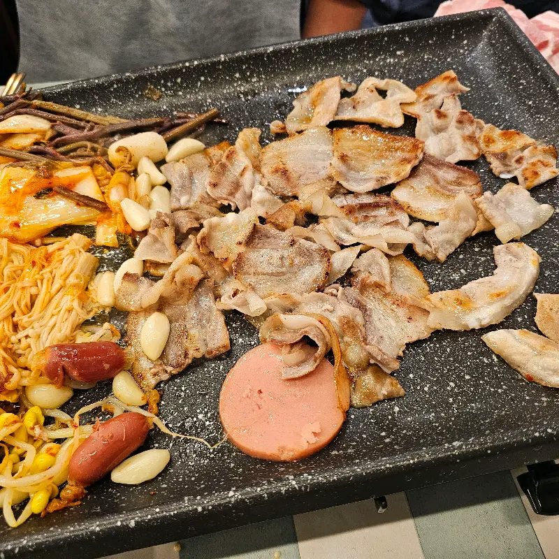 다양한 곁들임 재료들과 함께 구워먹는 대패