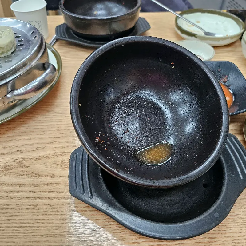 국물이 남은 뚝배기