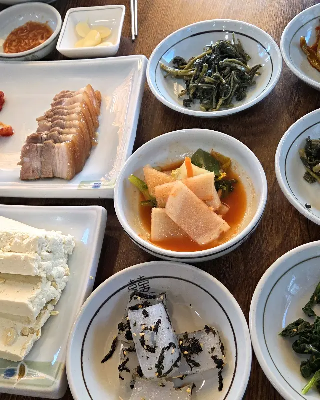 다채로운 반찬이 올라간 옛골정식