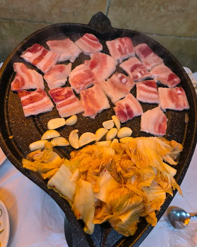 냉삼과 구운 김치, 마늘