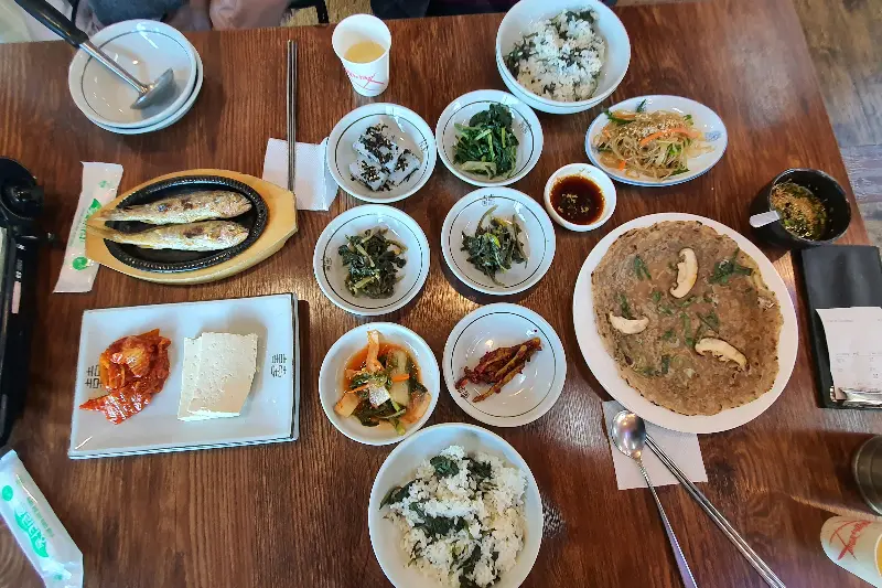 옛골정식과 잣두부전골 한 상 차림