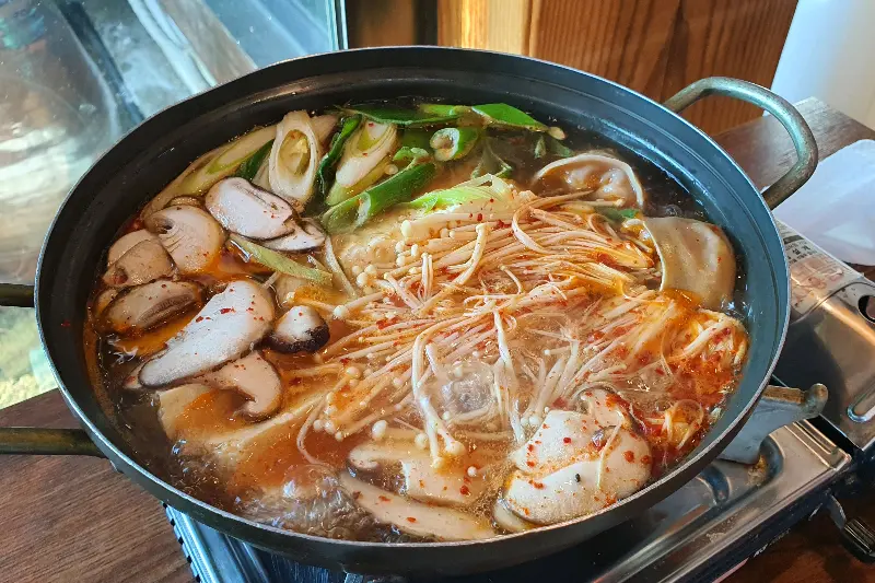 잣, 두부, 버섯, 채소가 푸짐하게 들어간 잣두부전골