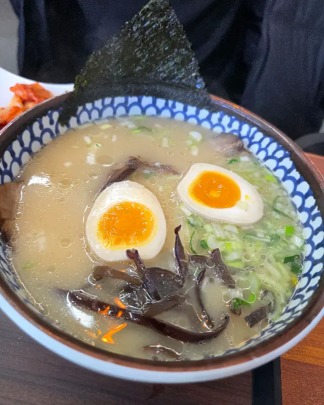 테이블 위에 놓인 돈까스, 샐러드, 밥