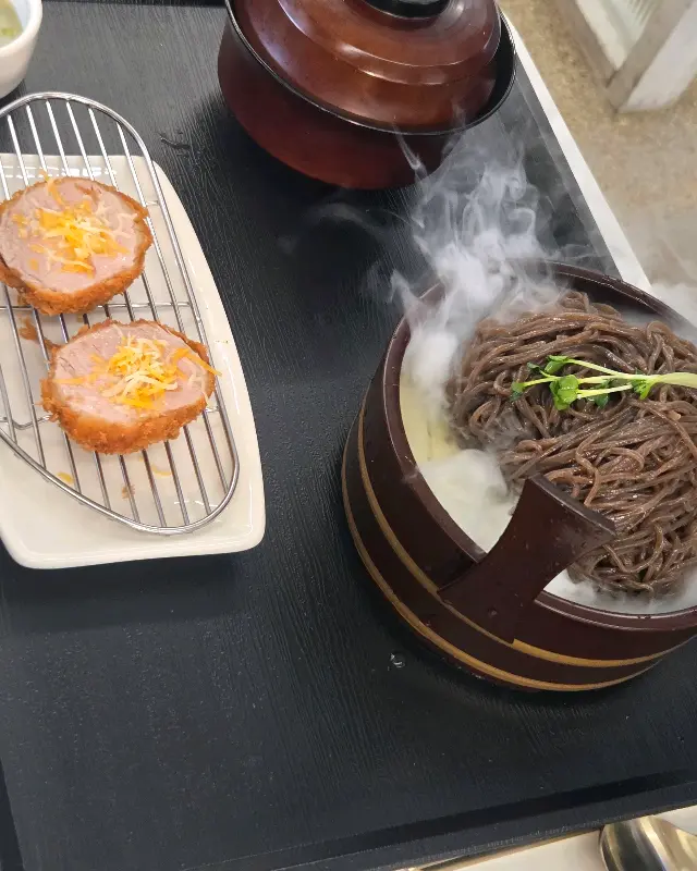 아이들을 위한 색칠놀이 용지가 준비되어 있다.