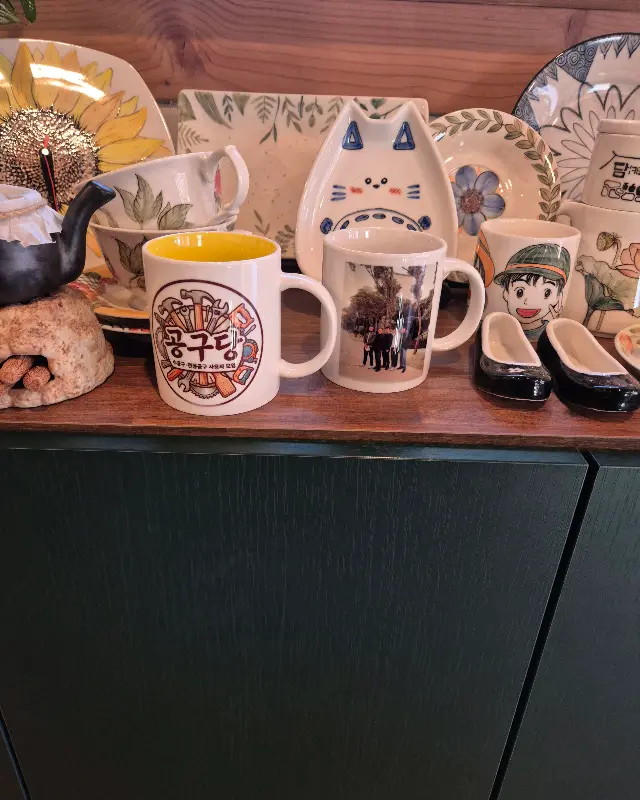 다양한 디자인의 도자기 컵