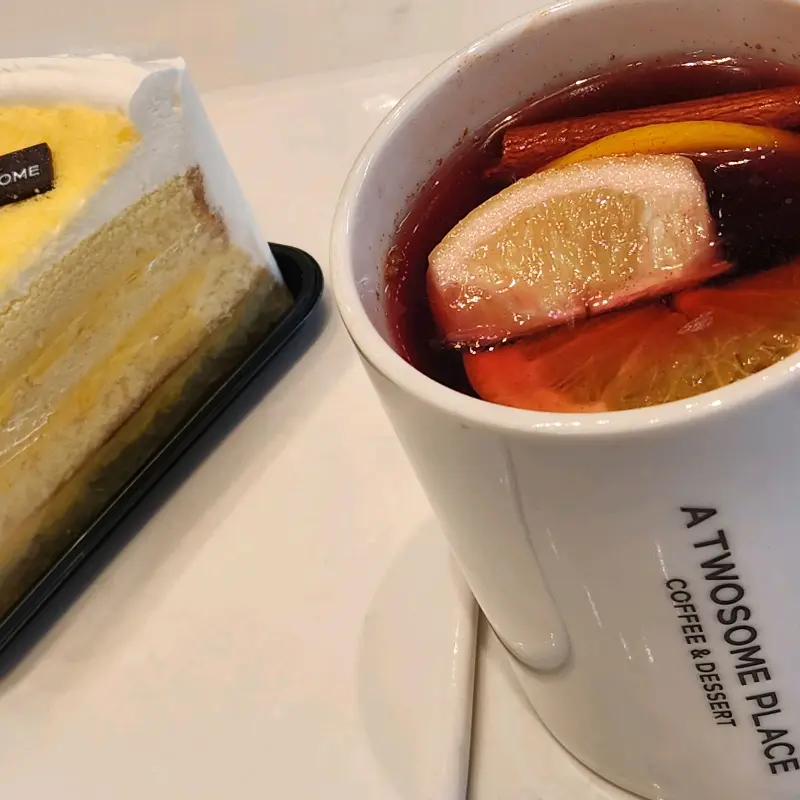 투썸플레이스의 뱅쇼와 조각 케이크