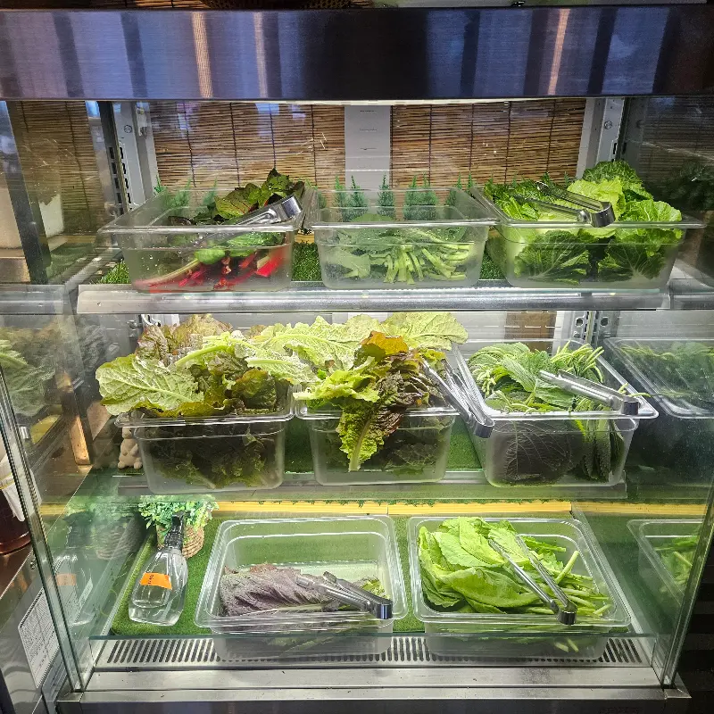 신선한 쌈 채소가 가득한 셀프바