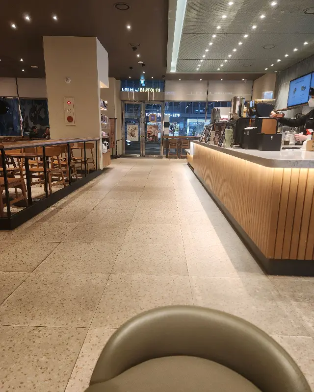 스타벅스 내부 전경