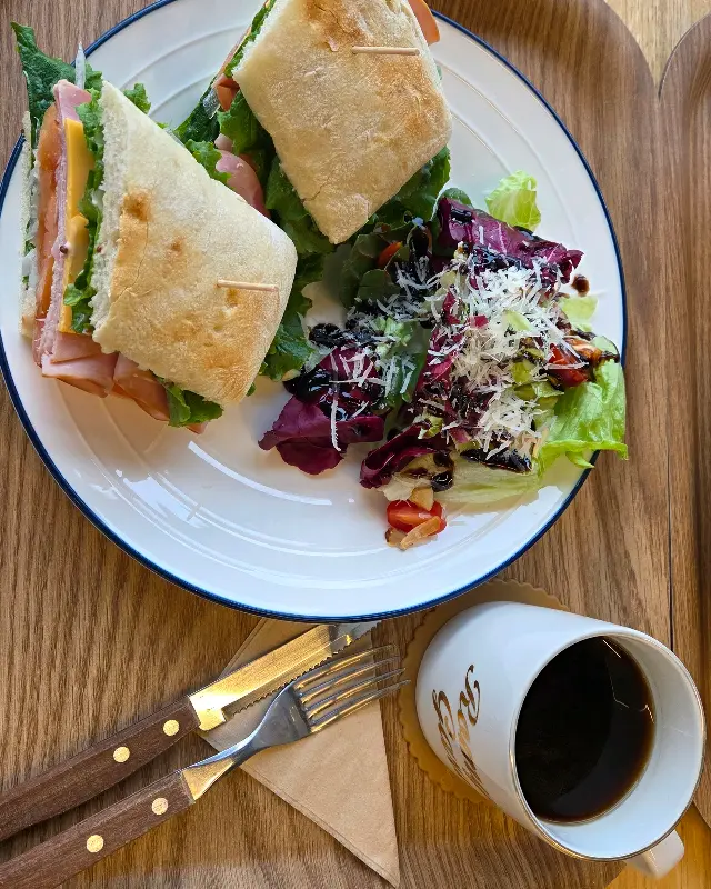 샌드위치와 커피