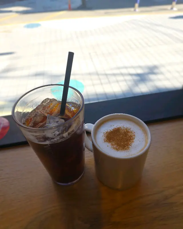 창가에서 바라본 시내 풍경과 커피