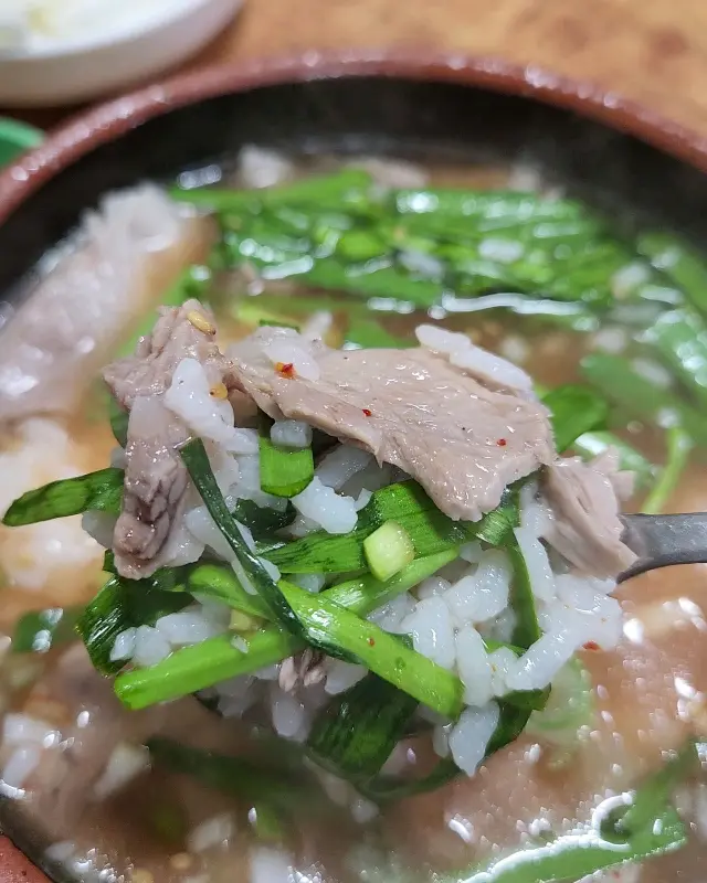 숟가락 위의 돼지고기