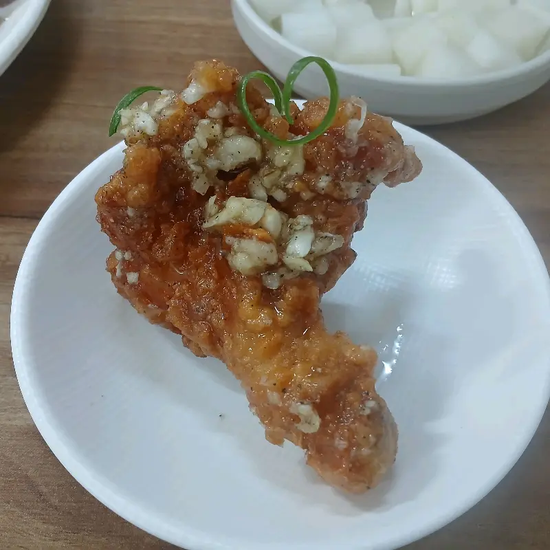 마늘닭 한 조각