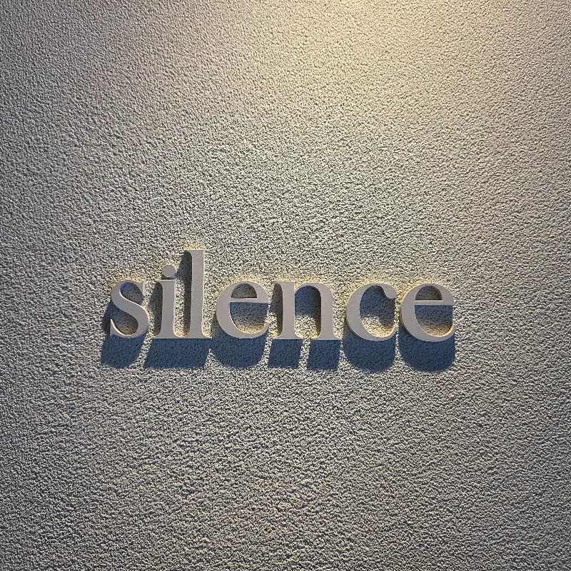 'silence' 로고