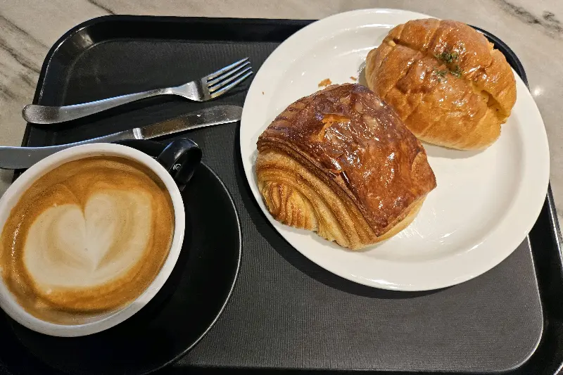 크루아상과 소금빵, 그리고 아메리카노