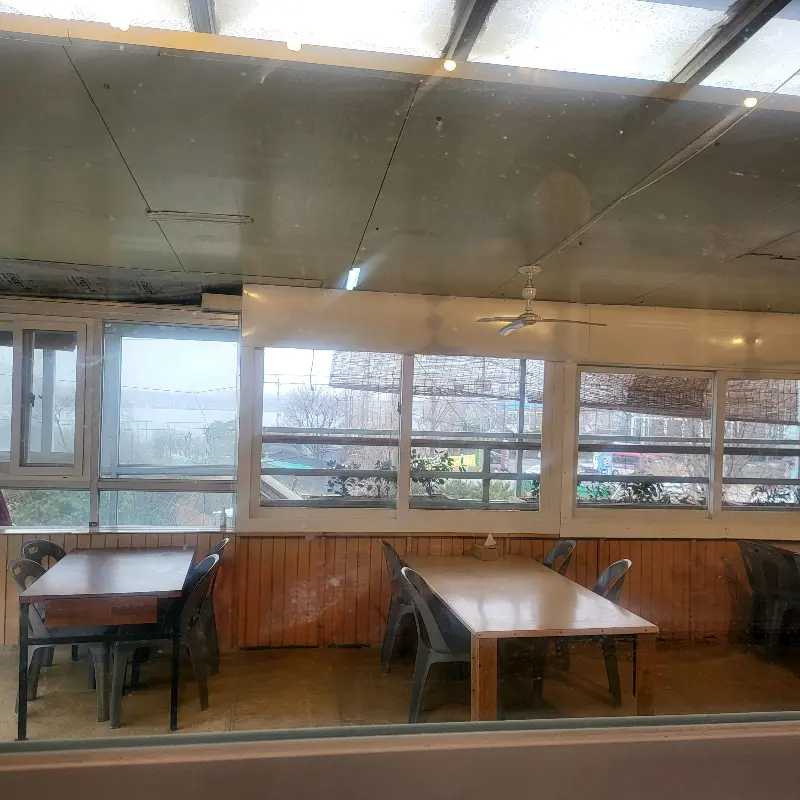 녹향원 내부 창가 좌석에서 바라본 풍경