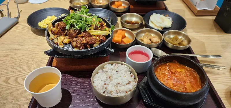 다양한 곁들임 메뉴