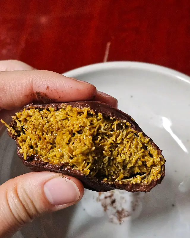 반으로 자른 두바이 초콜릿 쿠키