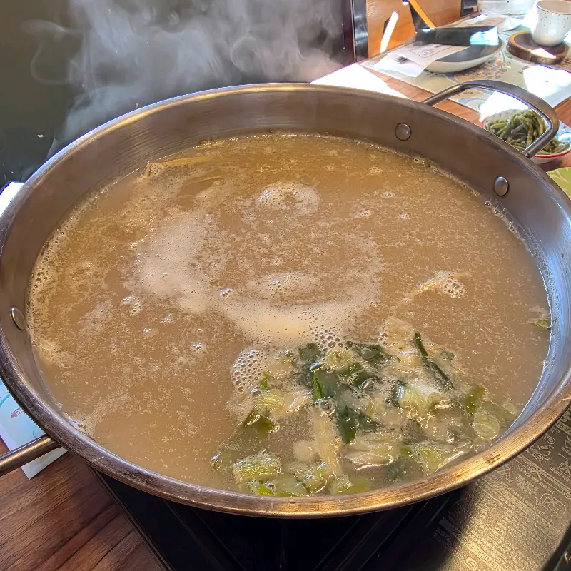 김이 모락모락 나는 옹이밥상의 찌개