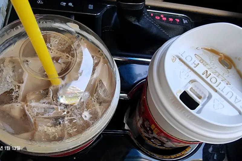 차 안에서 즐기는 아이스 음료