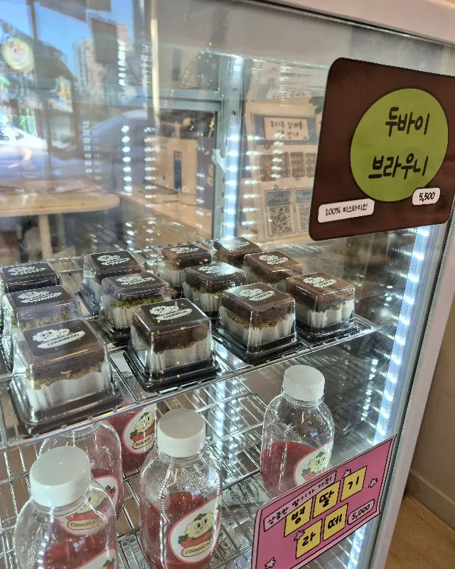 쇼케이스에 진열된 두바이 브라우니와 딸기라떼