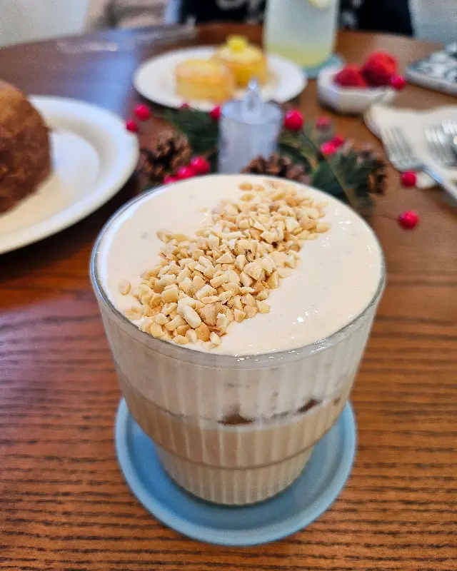 테이블 위에 놓인 음료와 디저트