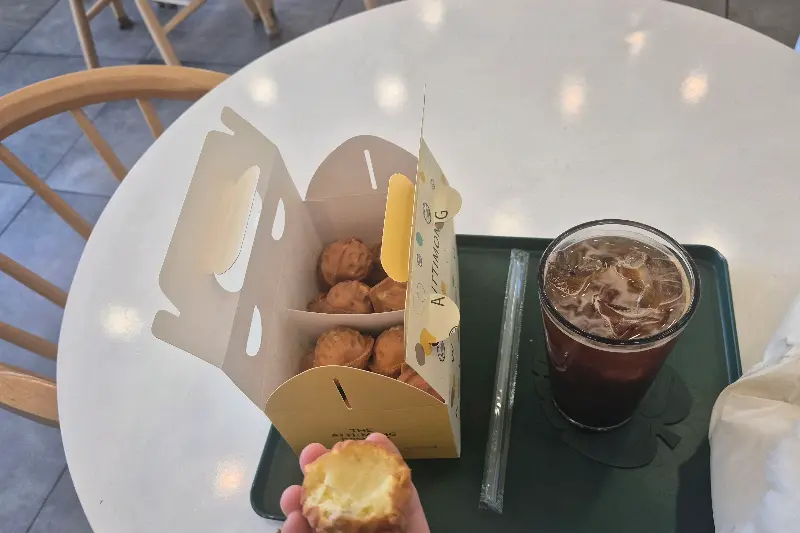 아띠몽 매장 내부 테이블