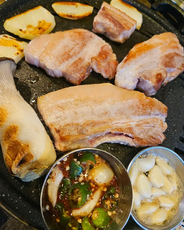 불판 위의 삼겹살