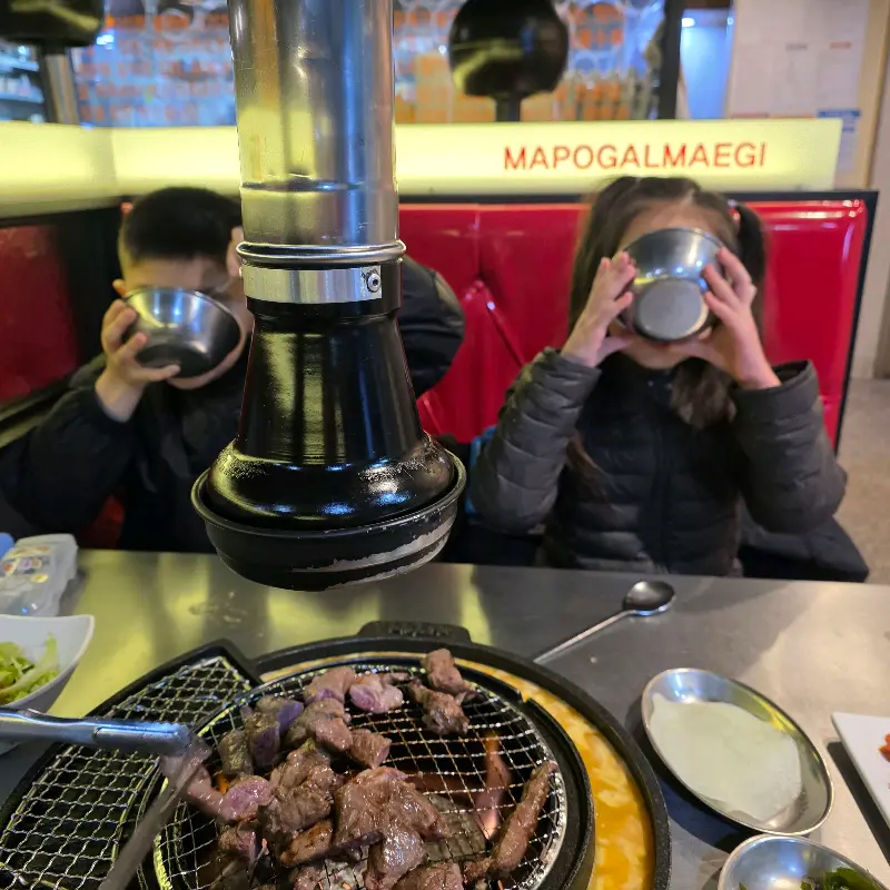 아이와 함께 식사하는 가족