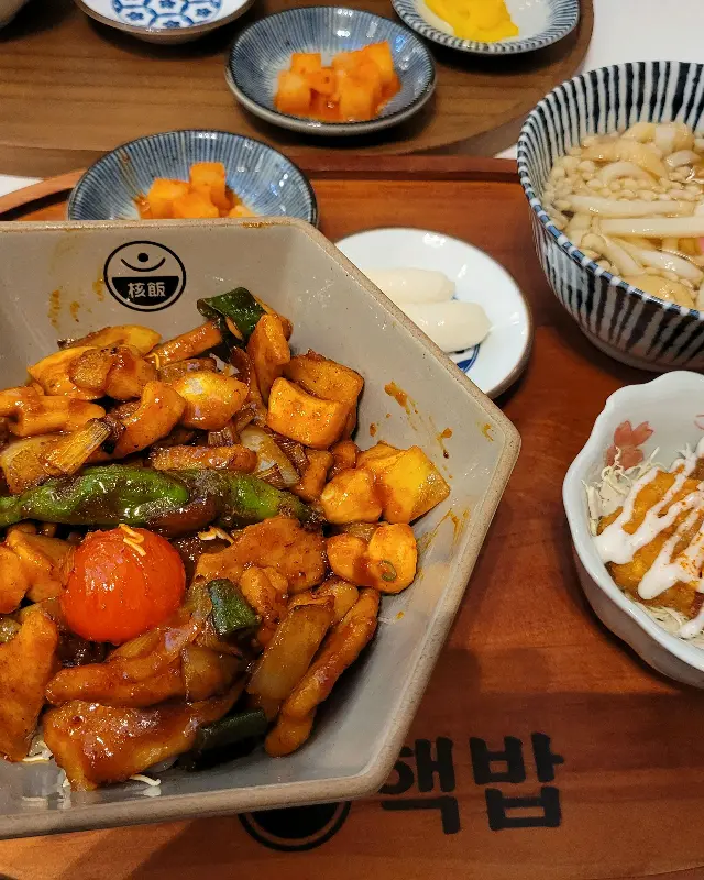 푸짐한 돼지갈비 덮밥 정식