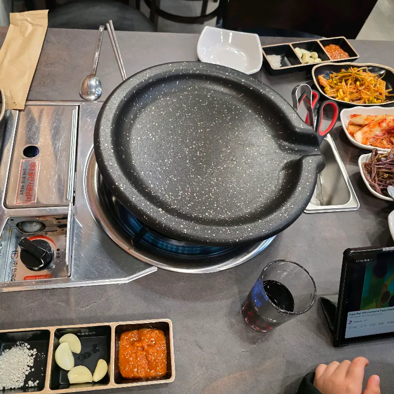 돌판과 기본 반찬 세팅